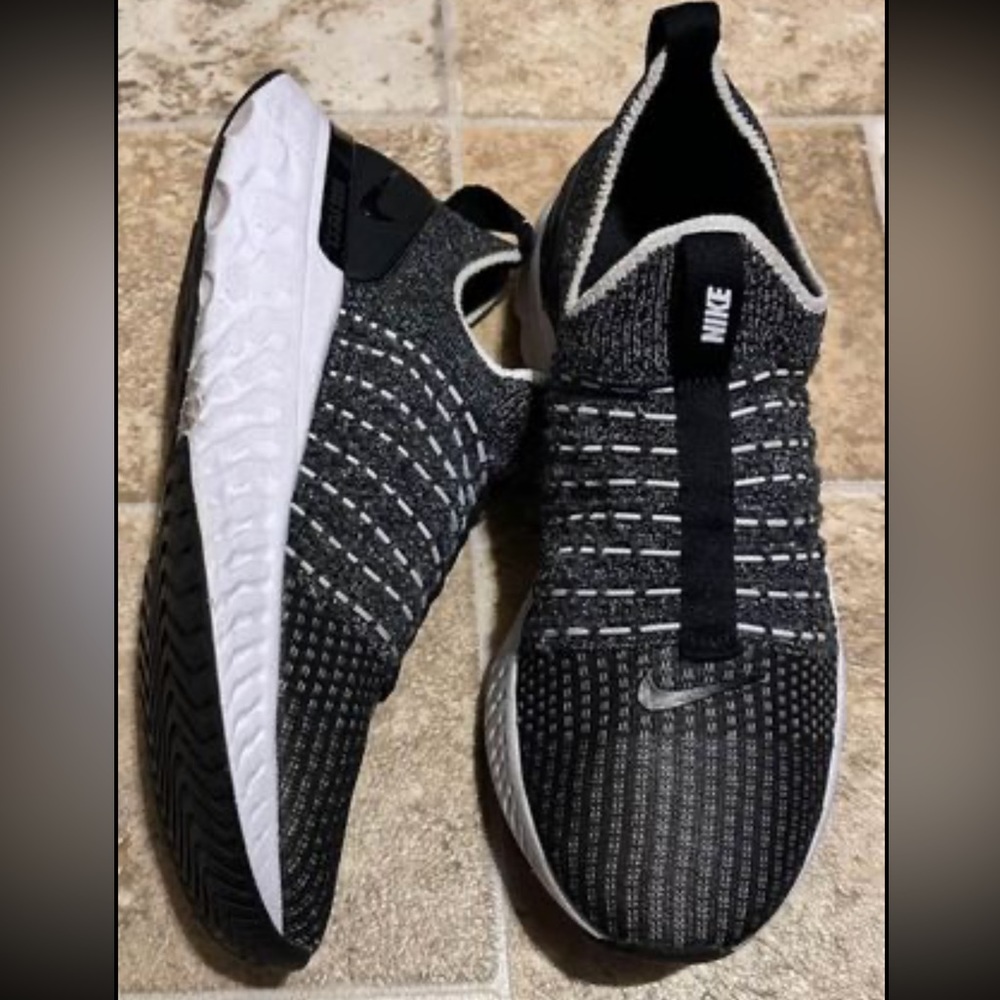 Women’s Nike React Phantom Run
Flyknit 2 (Size 8)